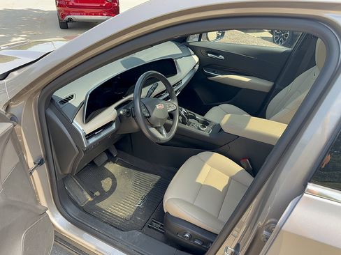 Used 2024 Cadillac XT4 Premium Luxury w/ Cold Weather Package AWD/4WD image 5