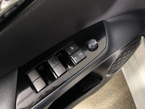Certified 2019 Toyota Prius LE w/ Carpet Mat Package FWD image 16