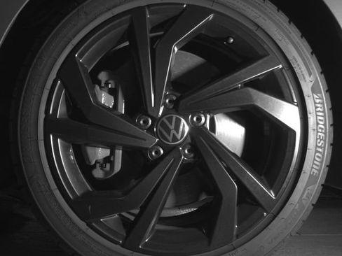 Used 2024 Volkswagen Jetta GLI Autobahn FWD image 9