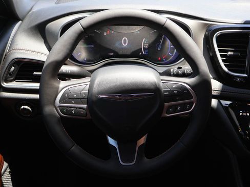 Used 2025 Chrysler Pacifica Pinnacle FWD image 16