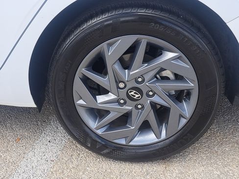 Certified 2024 Hyundai Elantra SEL image 5