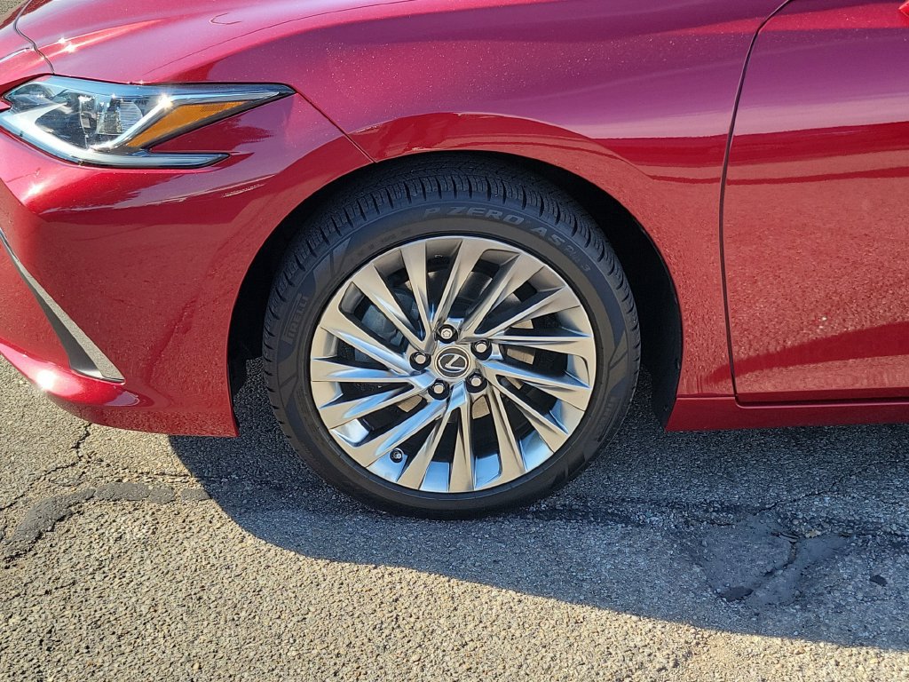 Used 2023 Lexus ES 300h w/ Accessory Package (Z2) FWD image 9