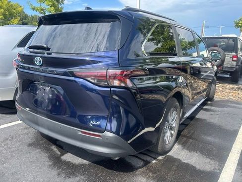 Used 2025 Toyota Sienna XLE FWD image 3