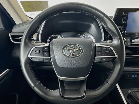 Used 2022 Toyota Highlander XLE image 6