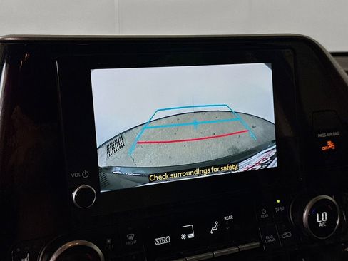 Used 2024 Toyota Highlander XLE image 7