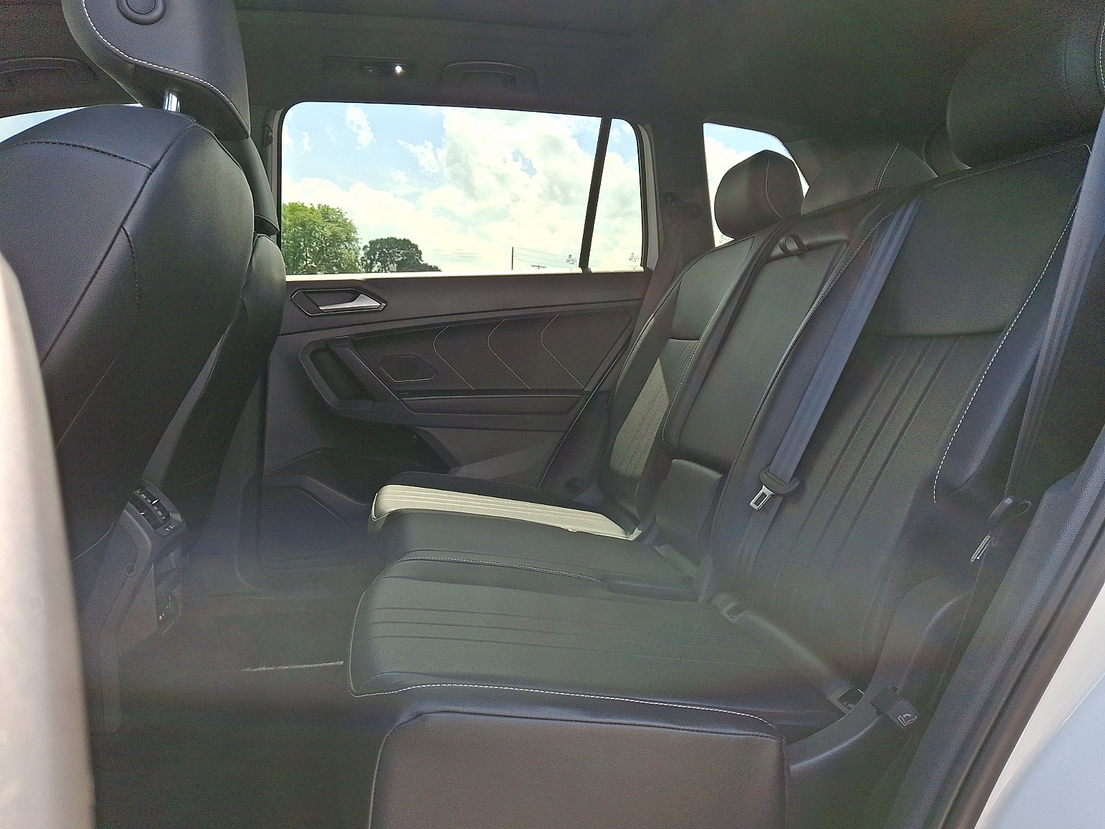 Used 2022 Volkswagen Tiguan SE R-Line AWD/4WD image 10