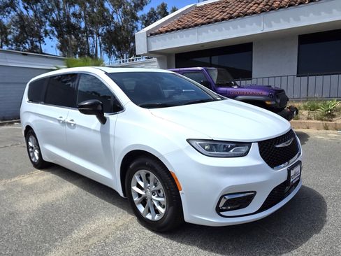 New 2026 Chrysler Pacifica Limited FWD image 5