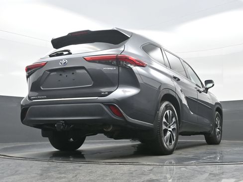 Used 2020 Toyota Highlander XLE image 32