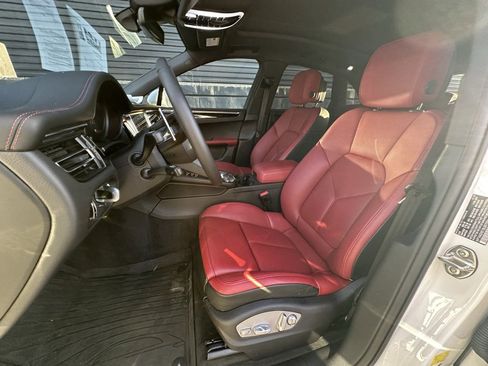 Certified 2025 Porsche Macan image 4