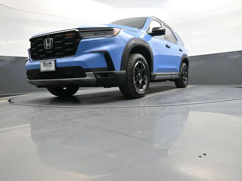 Used 2025 Honda Pilot TrailSport image 28