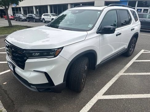 Used 2023 Honda Pilot TrailSport image 2