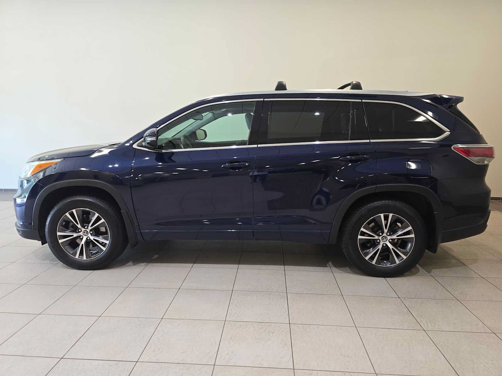 Used 2016 Toyota Highlander XLE AWD/4WD image 3