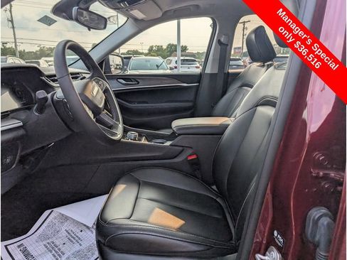 Used 2024 Jeep Grand Cherokee Limited w/ Black Appearance Package image 15