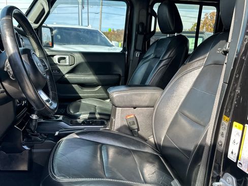 Used 2018 Jeep Wrangler Unlimited Sahara image 13