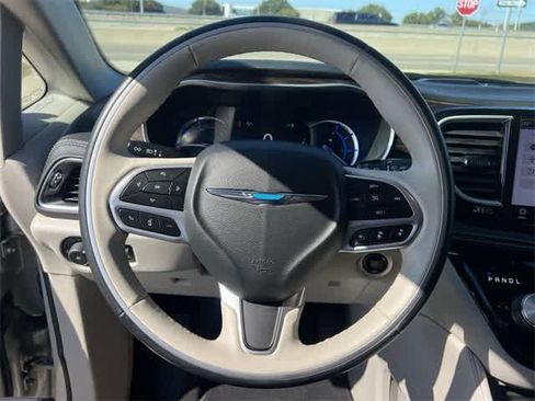 Used 2021 Chrysler Pacifica Limited w/ Uconnect Theater Family Group image 17