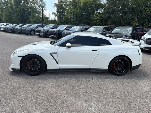Used 2010 Nissan GT-R Premium AWD/4WD image 4