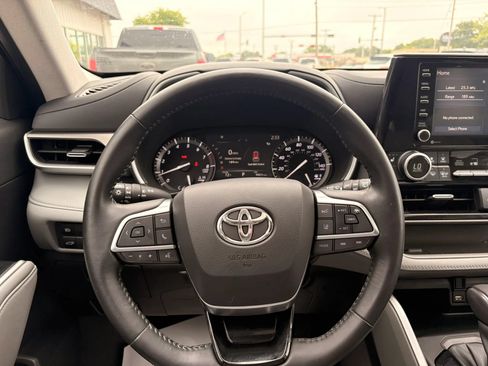 Used 2021 Toyota Highlander XLE AWD/4WD image 20