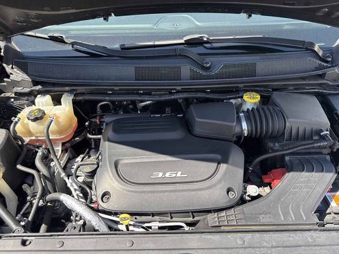 Used 2018 Chrysler Pacifica Touring-L FWD image 15