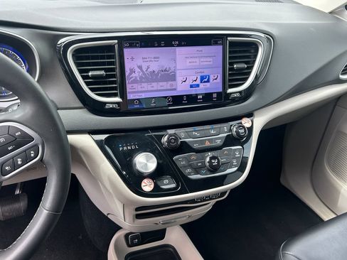 Used 2023 Chrysler Pacifica Touring-L FWD image 13