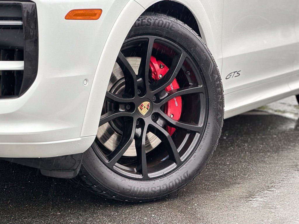 Used 2025 Porsche Cayenne GTS AWD/4WD image 3