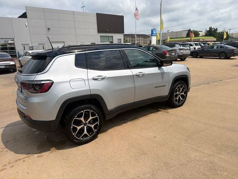 Used 2025 Jeep Compass Limited AWD/4WD image 12