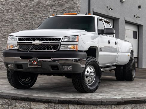 Used 2005 Chevrolet Silverado 3500 LT w/ Heavy-Duty Power Package image 2