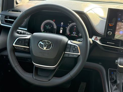 Used 2025 Toyota Sienna XSE w/ XSE Plus Package FWD image 11