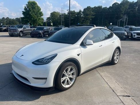 Used 2022 Tesla Model Y Long Range AWD/4WD image 3