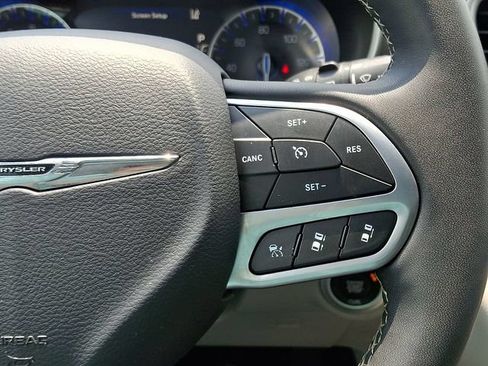 Used 2024 Chrysler Pacifica Touring-L FWD image 22