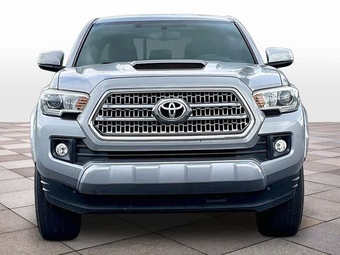 Used 2017 Toyota Tacoma TRD Sport w/ Tow Package RWD image 3