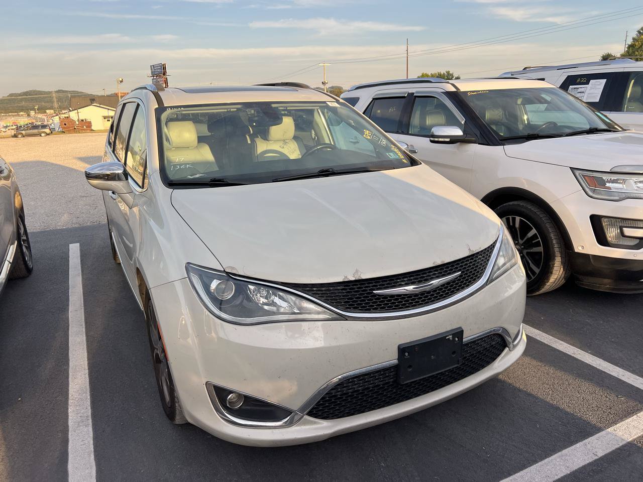 Used 2017 Chrysler Pacifica Limited FWD image 1