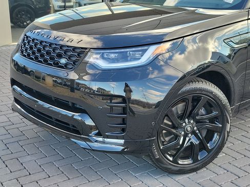 Used 2025 Land Rover Discovery Dynamic SE image 11