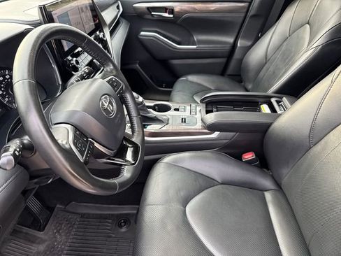 Used 2021 Toyota Highlander Limited FWD image 21