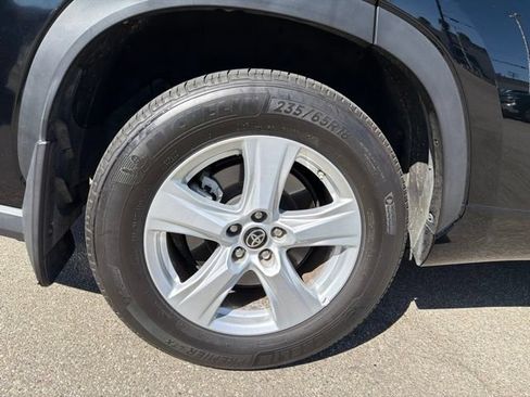 Used 2024 Toyota Highlander LE FWD image 24