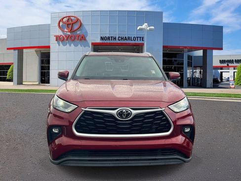 Used 2022 Toyota Highlander XLE AWD/4WD image 3