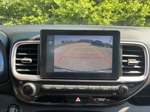 Used 2025 Hyundai Venue SEL FWD image 18