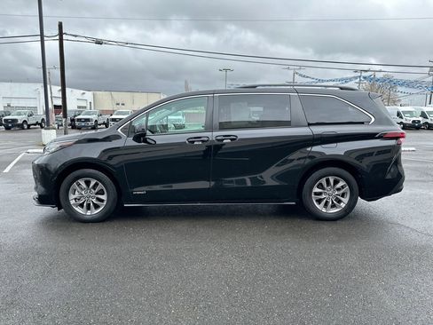 Used 2021 Toyota Sienna LE image 3