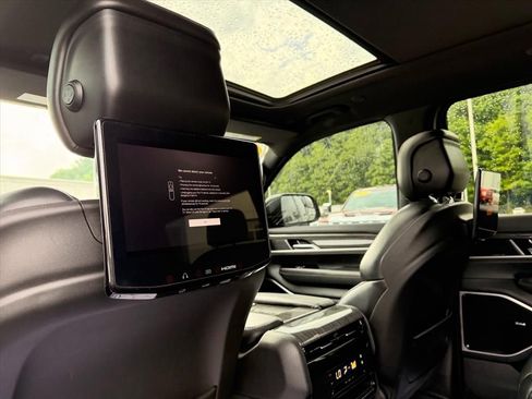 Used 2022 Jeep Wagoneer Series III w/ Premium Group I AWD/4WD image 14