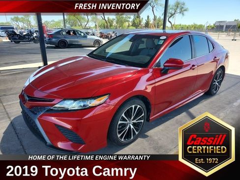 Used 2019 Toyota Camry SE w/ Carpet Mat Package FWD image 1