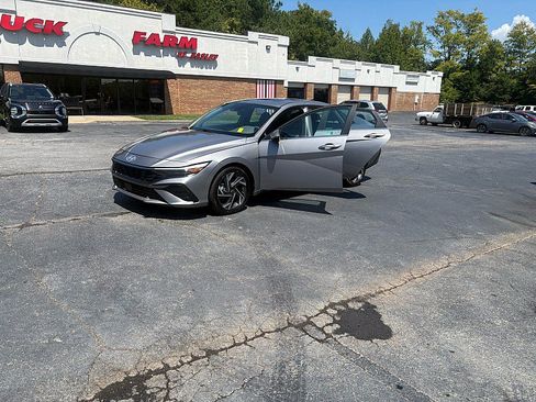 Used 2025 Hyundai Elantra SEL FWD image 10