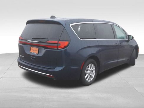 Certified 2024 Chrysler Pacifica Touring-L image 6