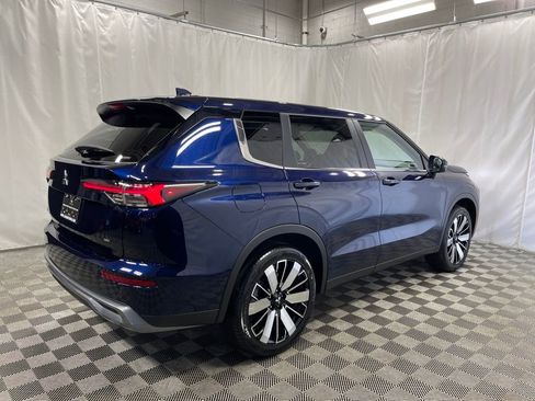 New 2025 Mitsubishi Outlander SE image 3