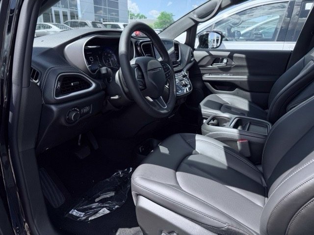 New 2027 Chrysler Pacifica Select FWD image 19
