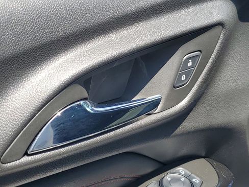 Used 2025 Chevrolet Trax RS w/ Sunroof Package FWD image 24