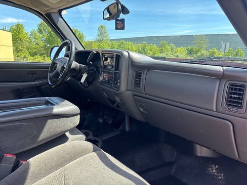 Used 2005 Chevrolet Silverado 2500 LS w/ Heavy-Duty Power Package AWD/4WD image 12