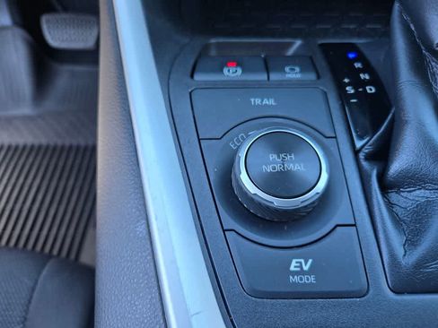 Used 2020 Toyota RAV4 XLE w/ XLE Grade Weather Package AWD/4WD image 16