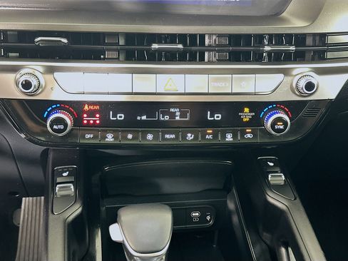 Used 2025 Kia Telluride S FWD image 24