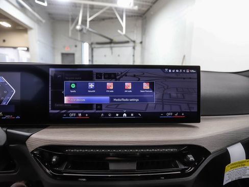 Used 2025 BMW 330i xDrive Sedan w/ Premium Package image 13