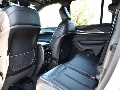 Used 2025 Jeep Grand Cherokee Limited w/ Black Appearance Package image 17