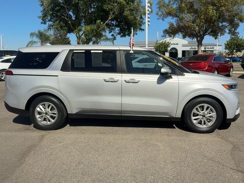 Used 2022 Kia Carnival LX FWD image 8